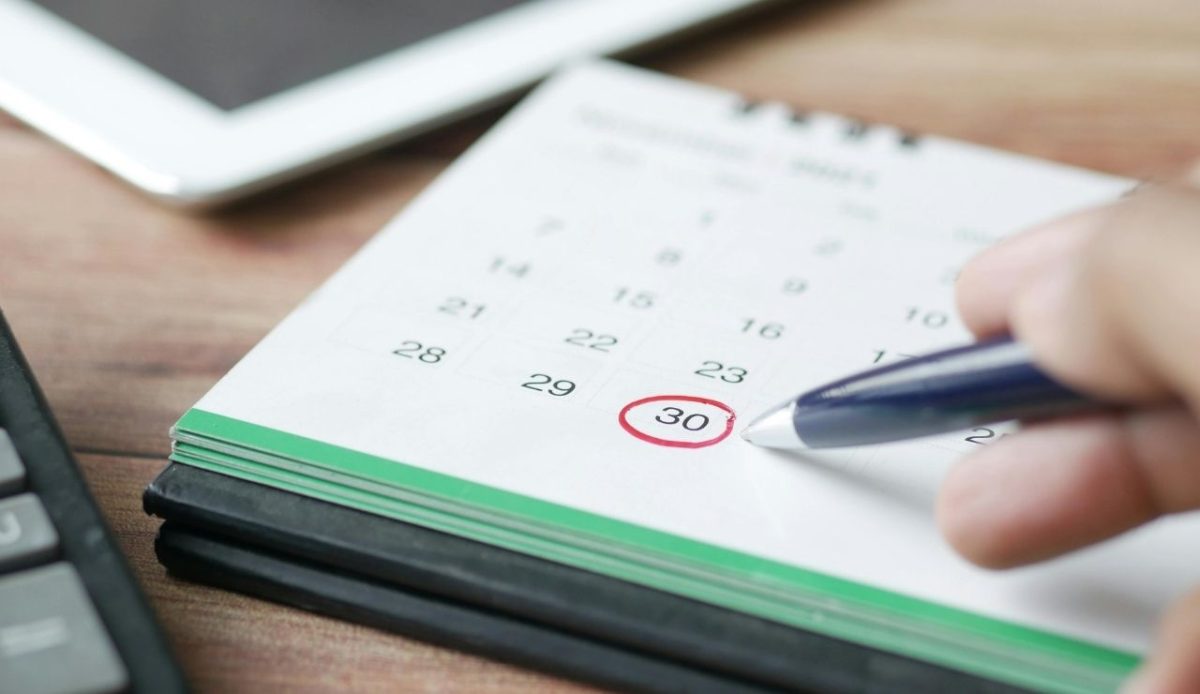 A person selecting 30th date on calender