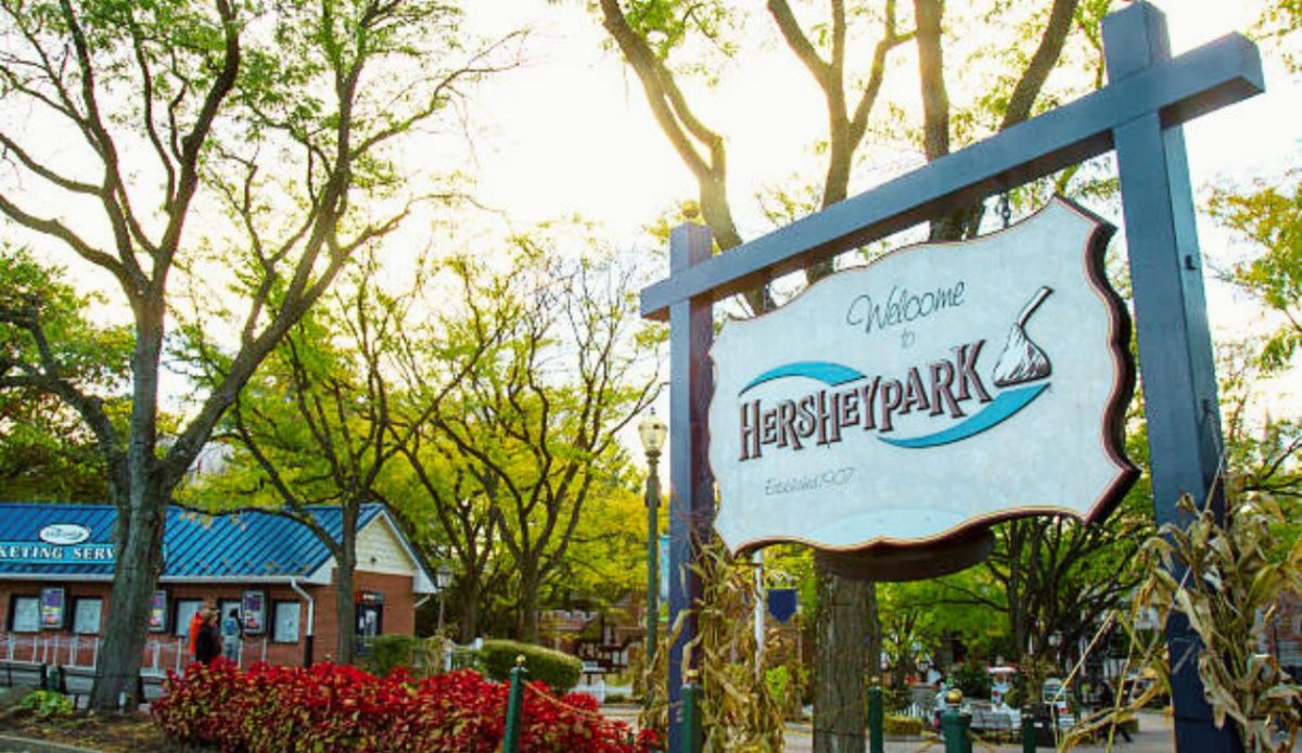 Welcome sign at Hersheypark entrance in autumn 