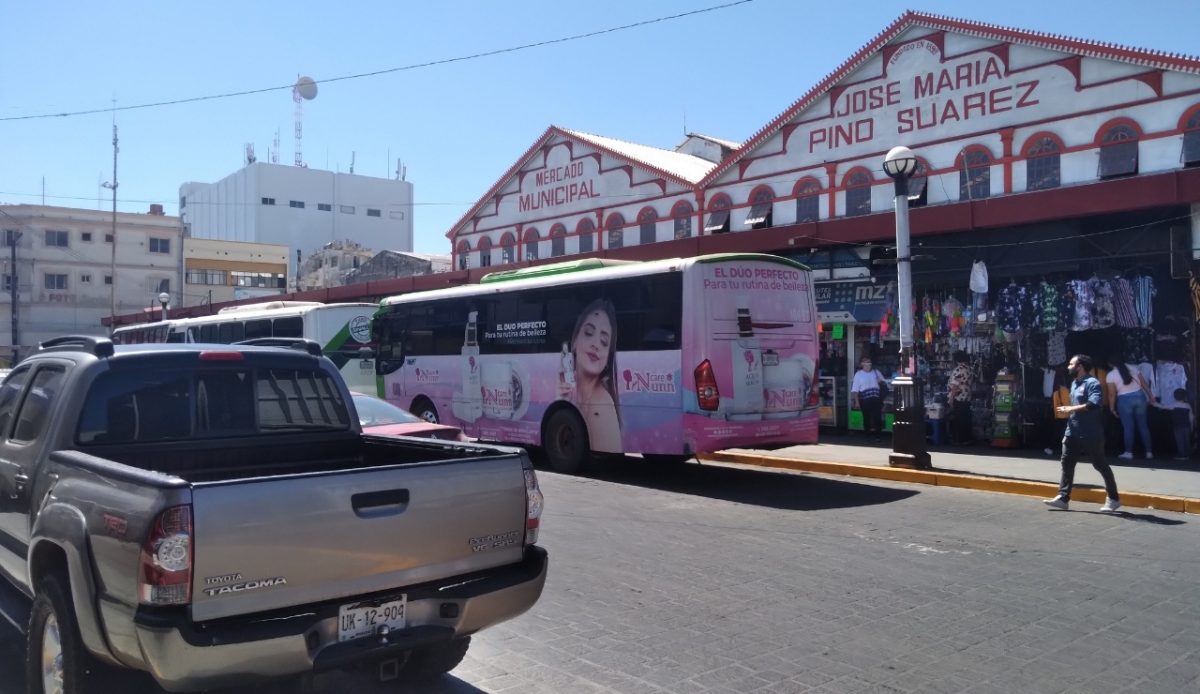 Mercado Municipal José María Pino Suárez in Mazatlán, Sinaloa, with a bus and vehicles in the foreground 