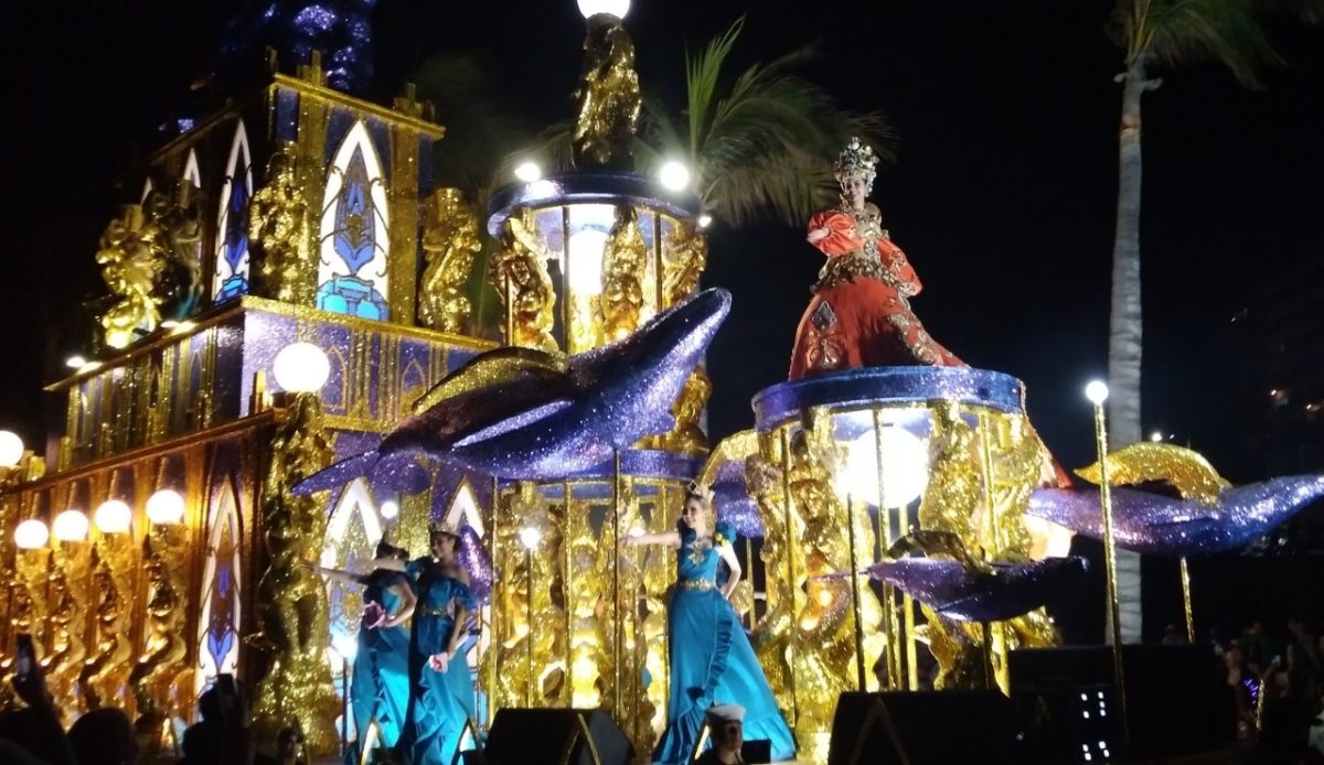 Float at the 17 Carnaval de Mazatlán, with performers in blue dresses and a golden whale sculpture, during the 2025 parade  