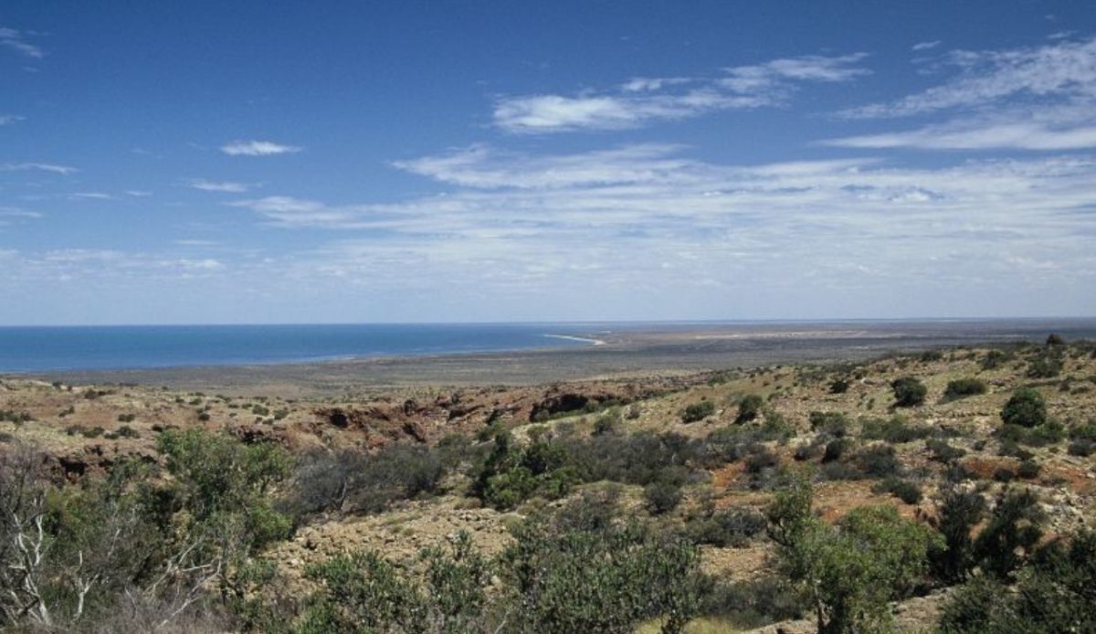 14 Top Snorkeling Beaches Around the World for Underwater Adventure 2 Ningaloo Reef, Western Australia, showing the coastline and desert landscape