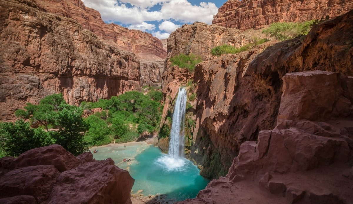 11 Beautiful Waterfalls Across the US Worth Visiting 3 Havasu Falls in Grand Canyon, Arizona, USA, with turquoise water and red rock cliffs