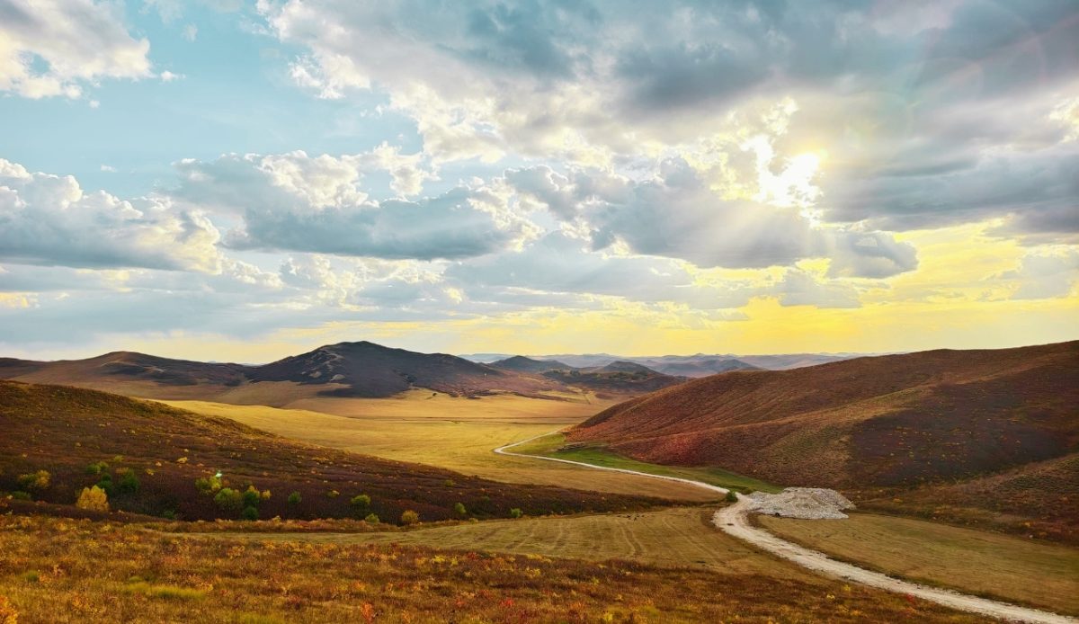 Desert plains and wide skies near Christmas Valley, Oregon 