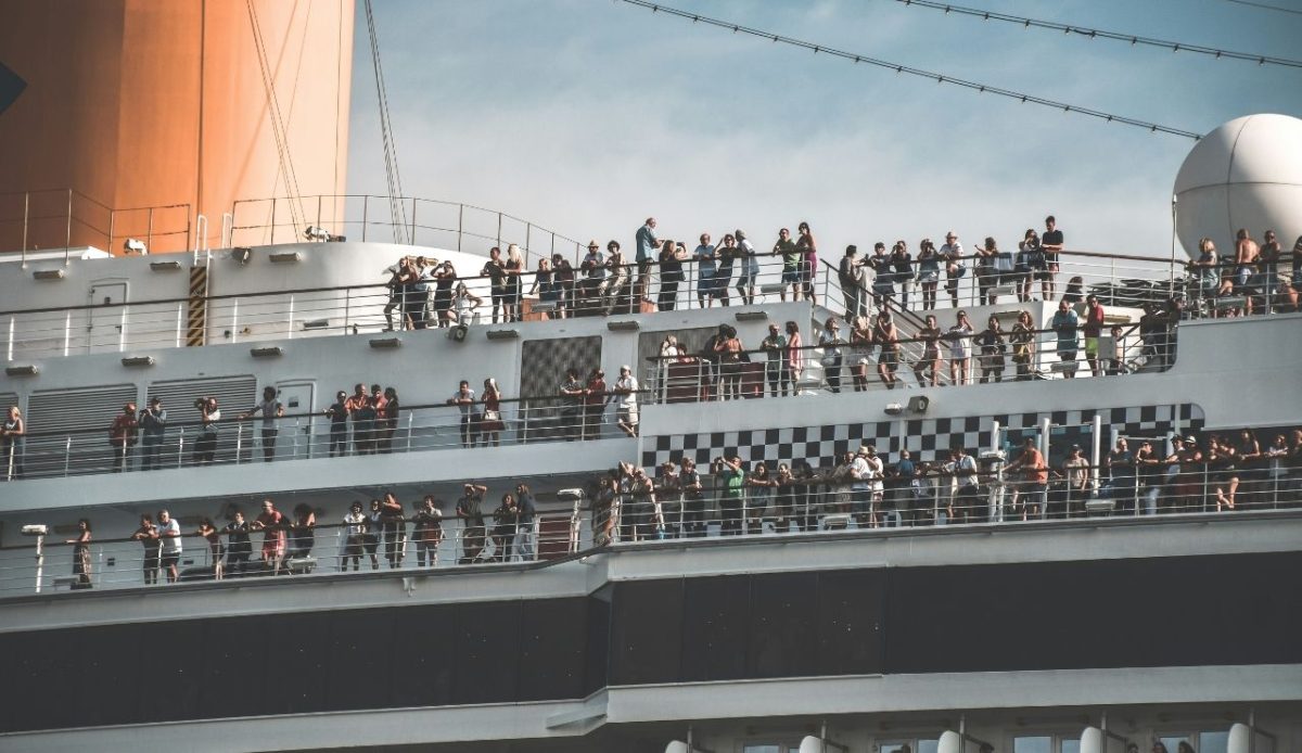 10 Reasons Travelers Sometimes Cancel Their Cruise Plans 7 A large crowd on cruise ship