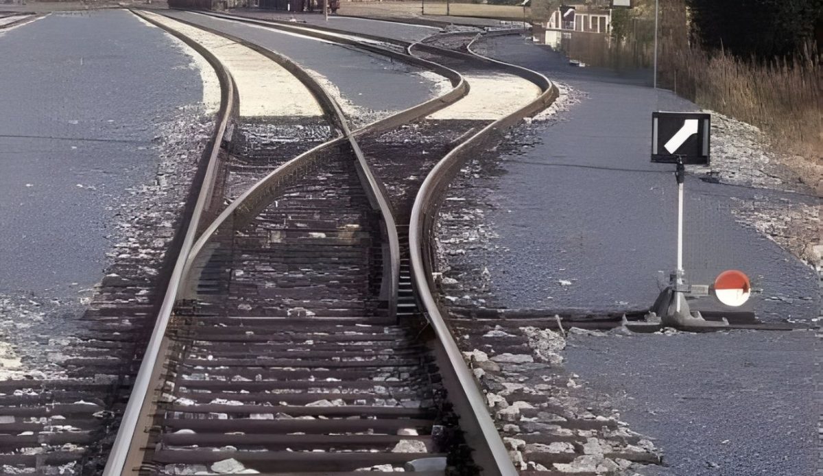 10 Everyday American Phrases That Came From Railroads 4 A right-hand railroad switch with point indicator pointing to right(Sidetracked)