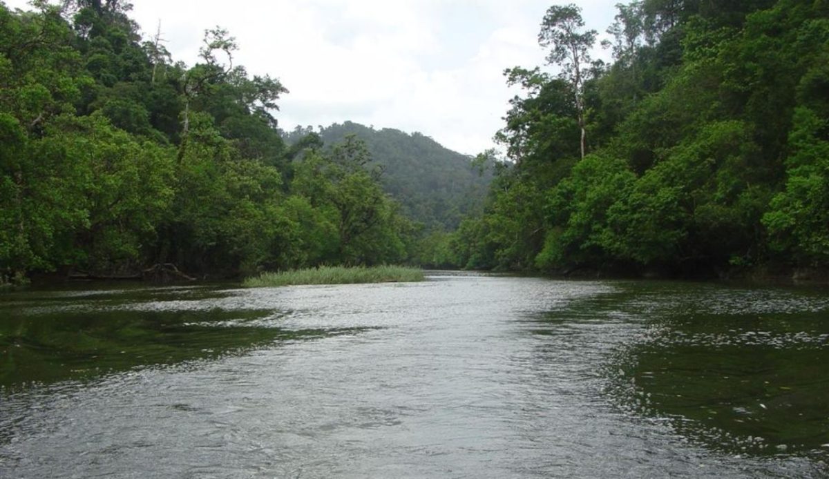 12 Southeast Asian Islands To Visit Before They’re Overrun 9 A river into Lampis Island