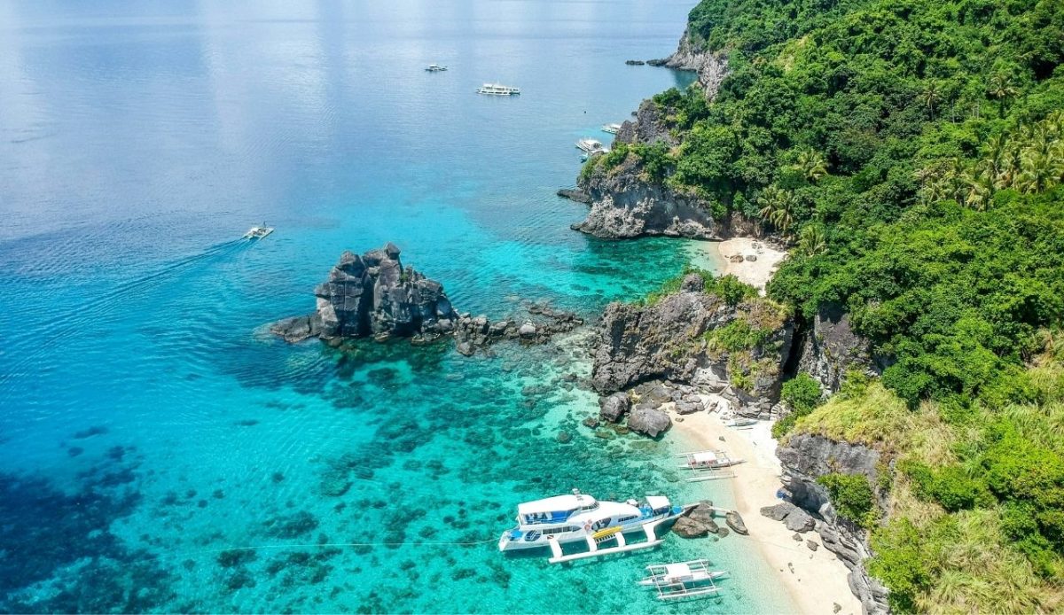 12 Southeast Asian Islands To Visit Before They’re Overrun 11 Apo Island, Dauin, Philippines