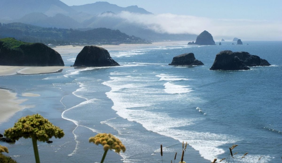 USA: OREGON: OREGON PACIFIC COAST: PACIFIC NORTHWEST: A view of Haystack  Rock, a towering seastack near the resort town of Cannon Beach, Oregon  Stock Photo - Alamy, image size:1200x694