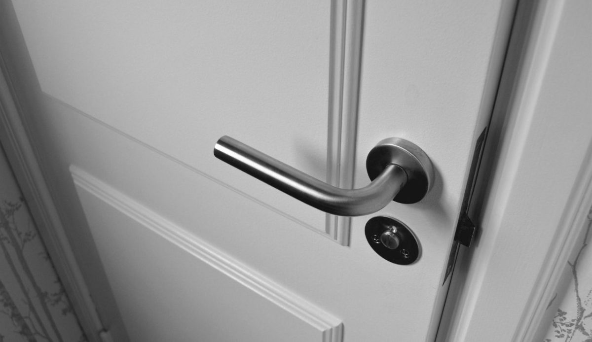 12 Annoying Things Guests Do At Hotels Without Realizing It 6 Close-up of metal door handle on white door