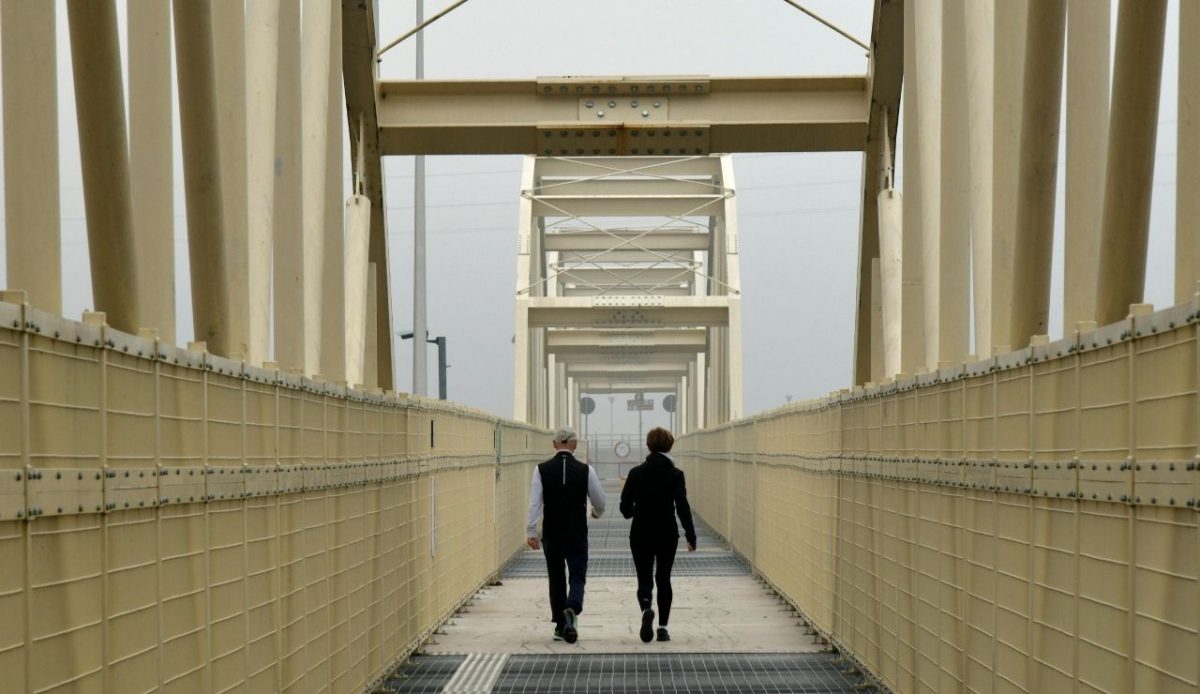 12 Romantic Things for Couples to Do in Nashville TN 7 Couple Walking on the Bridge