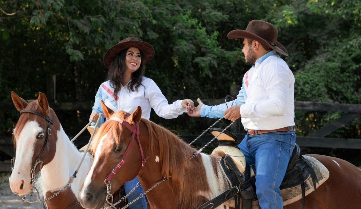 12 Romantic Things for Couples to Do in Nashville TN 4 Couple riding horses and holding hands while smiling at each other outdoors