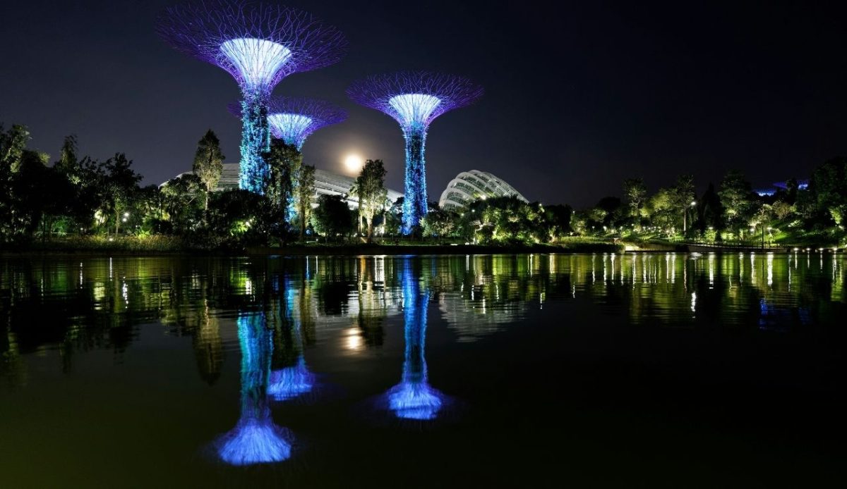 12 Cities Around the World Worth Visiting for Food Alone 3 Singapore – Gardens, Hawker Centers, and Skyline Views