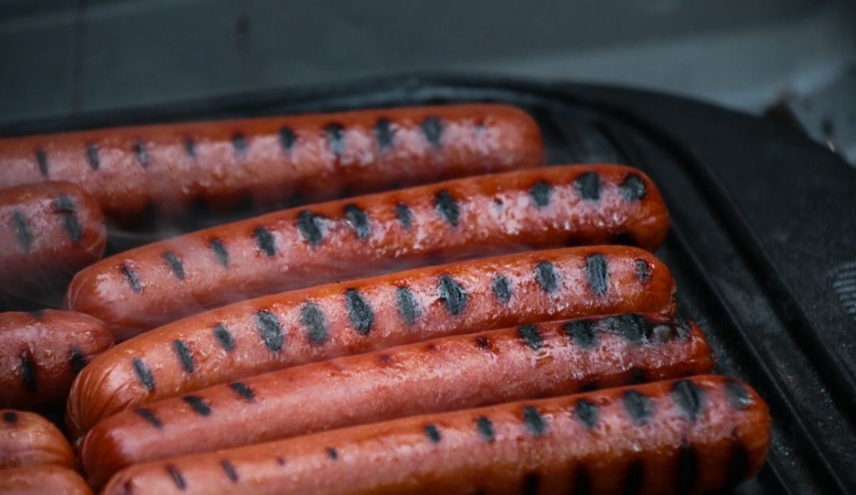 8 Airport Foods Every Traveler Should Avoid and Why 2 Heated Hot Dogs