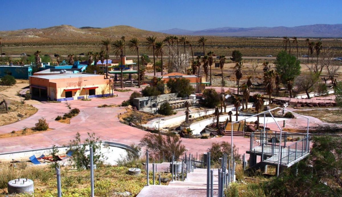 12 Once-Famous U.S. Tourist Spots That Now Sit Empty 2 Lake Dolores Waterpark – Newberry Springs, California