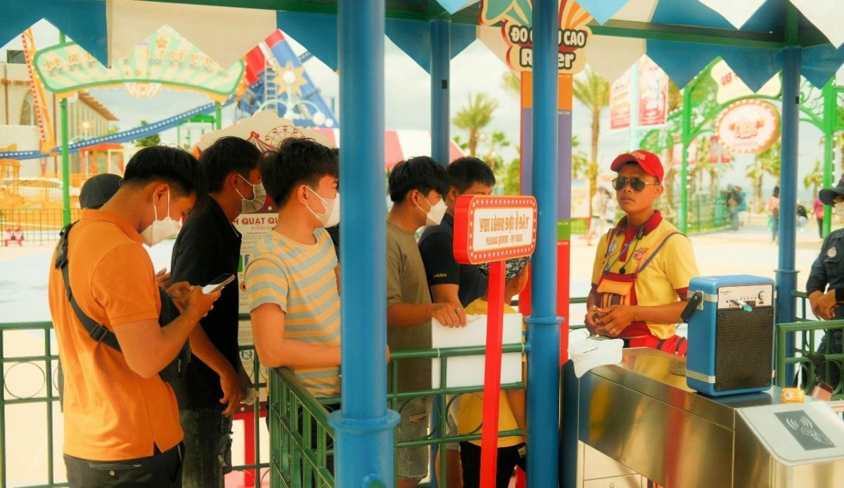 12 Common Mistakes Travelers Make When Visiting National Parks 1 People Falling in Line on the Entrance point at park