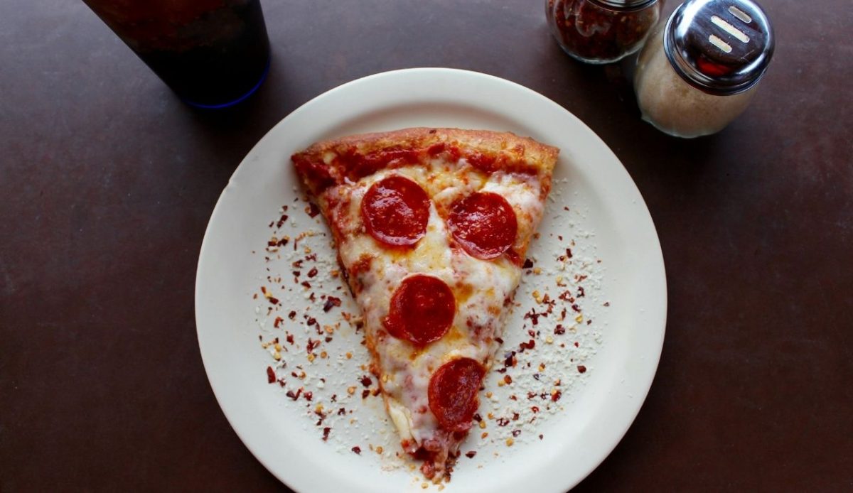 8 Airport Foods Every Traveler Should Avoid and Why 6 Pizza by Slice