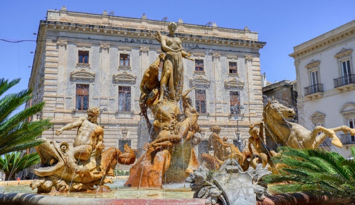 10 Dreamy Towns in Southern Italy Americans Are Moving To 8 Syracuse, italy