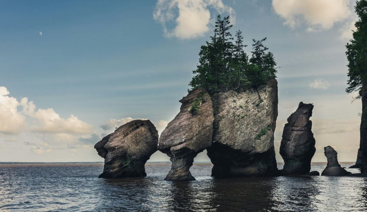 10 Breathtaking Canadian Destinations Everyone Should See Once 6 The Bay of Fundy, Rocks Rd, Hopewell Cape, Canada