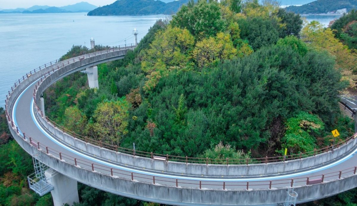 12 Scenic Bike Tours Around the World Worth Every Mile 3 The Shimanami Kaido in Onomichi, Präfektur Hiroshima, Japan