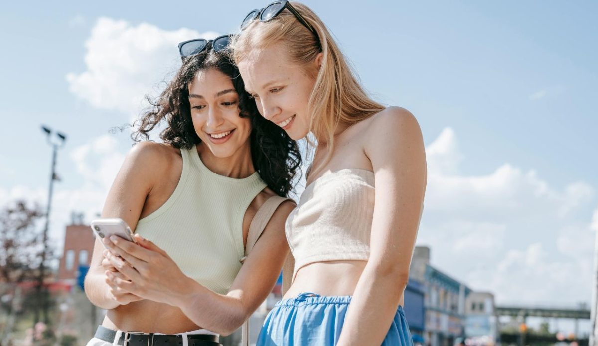 American Tourist Habits That Europeans Find Baffling 3 Constant Checking of Phones & Selfies Everywhere