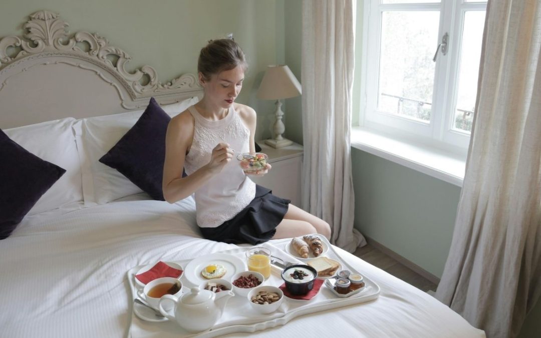 12 Annoying Things Guests Do At Hotels Without Realizing It