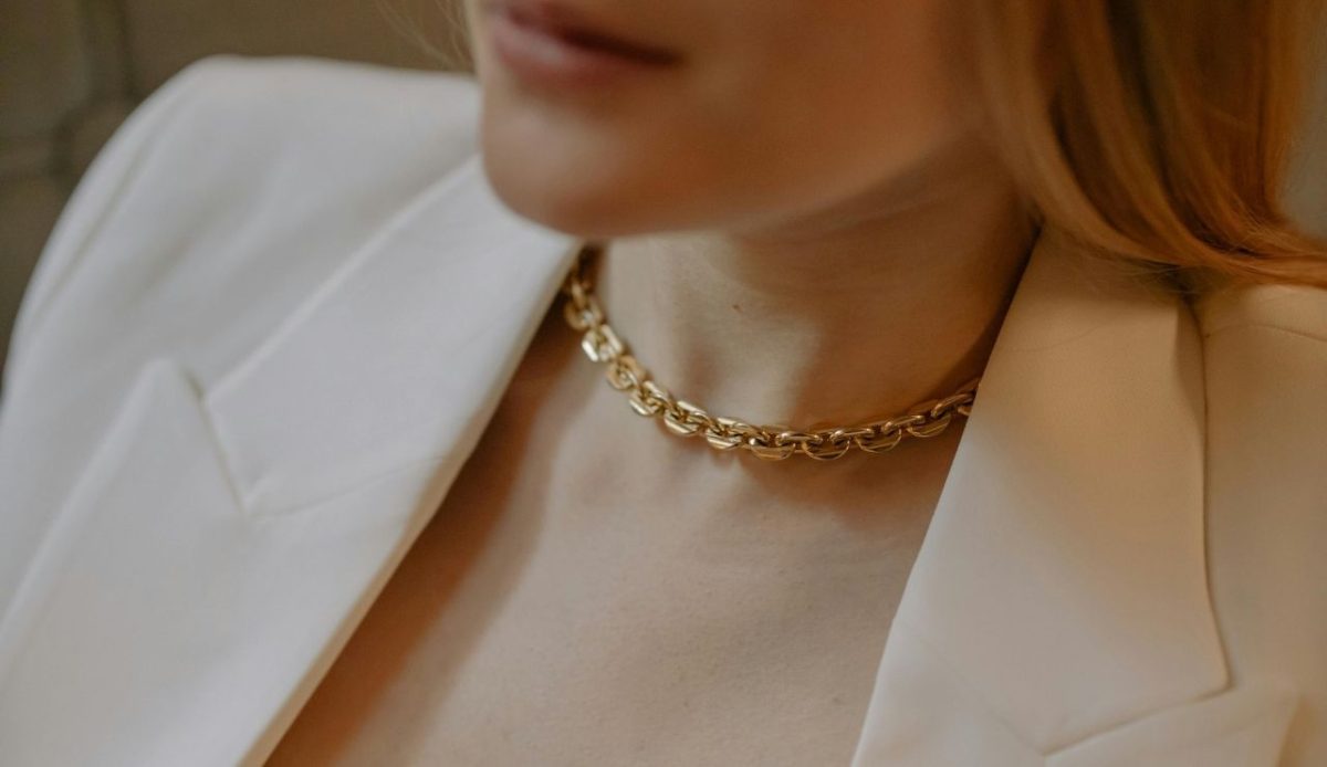 10 Things Never to Wear on a Plane and 6 Smarter Picks Instead 15 Woman with jewellery