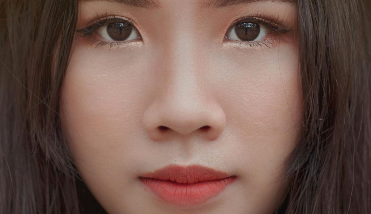 10 Things Never to Wear on a Plane and 6 Smarter Picks Instead 17 Woman with light makup