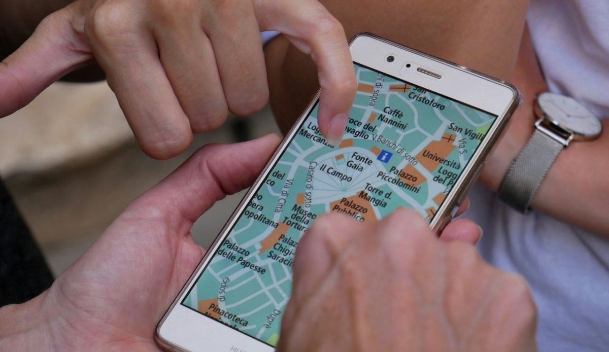 12 Common Mistakes Travelers Make When Visiting National Parks 5 Tourists using smartphone map for navigation