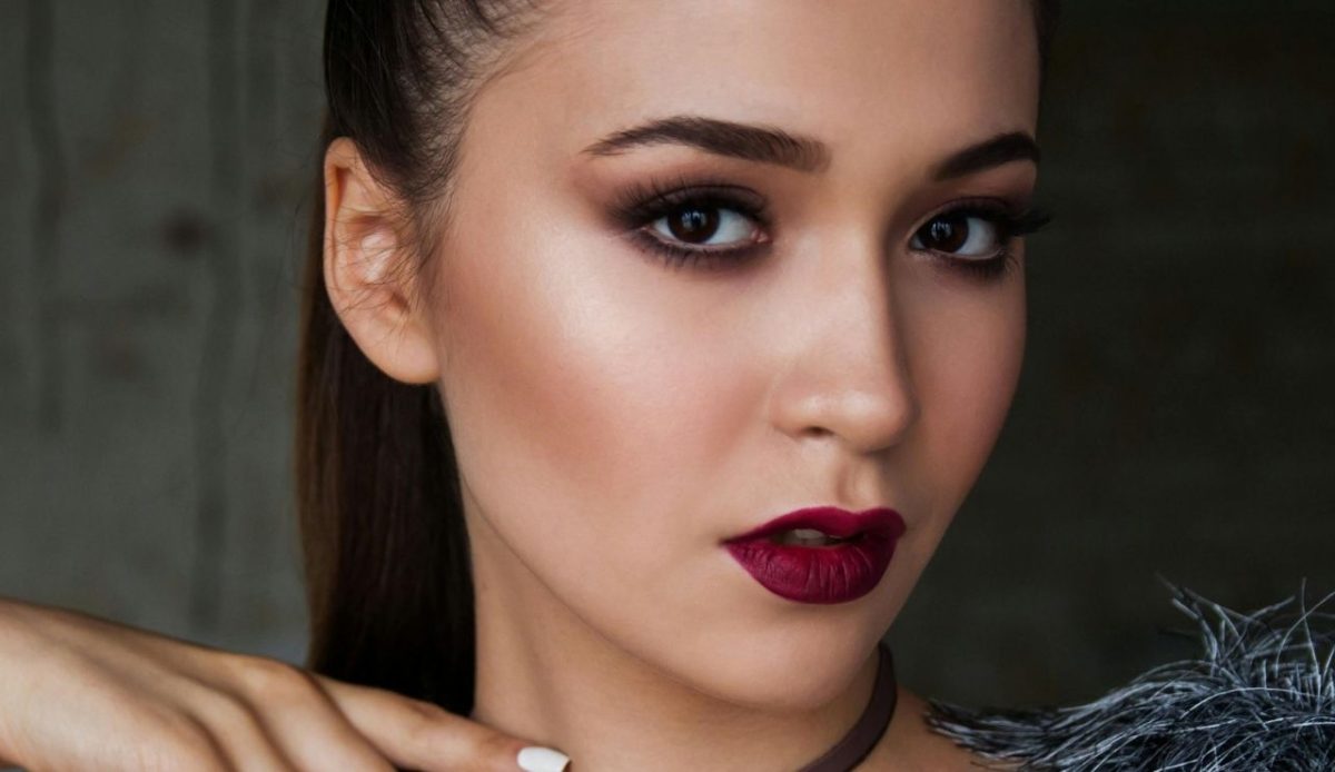 10 Things Never to Wear on a Plane and 6 Smarter Picks Instead 10 woman with excessive makeup