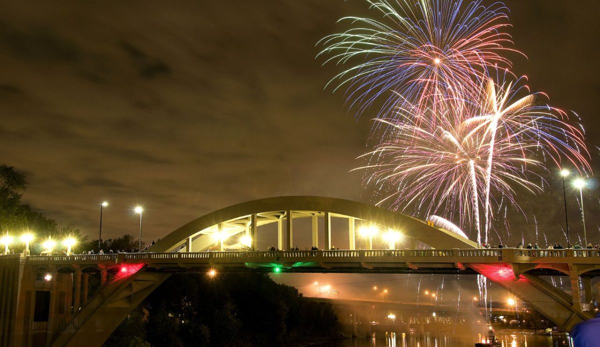 Fireworks at Willamette River, Portland, Oregon        