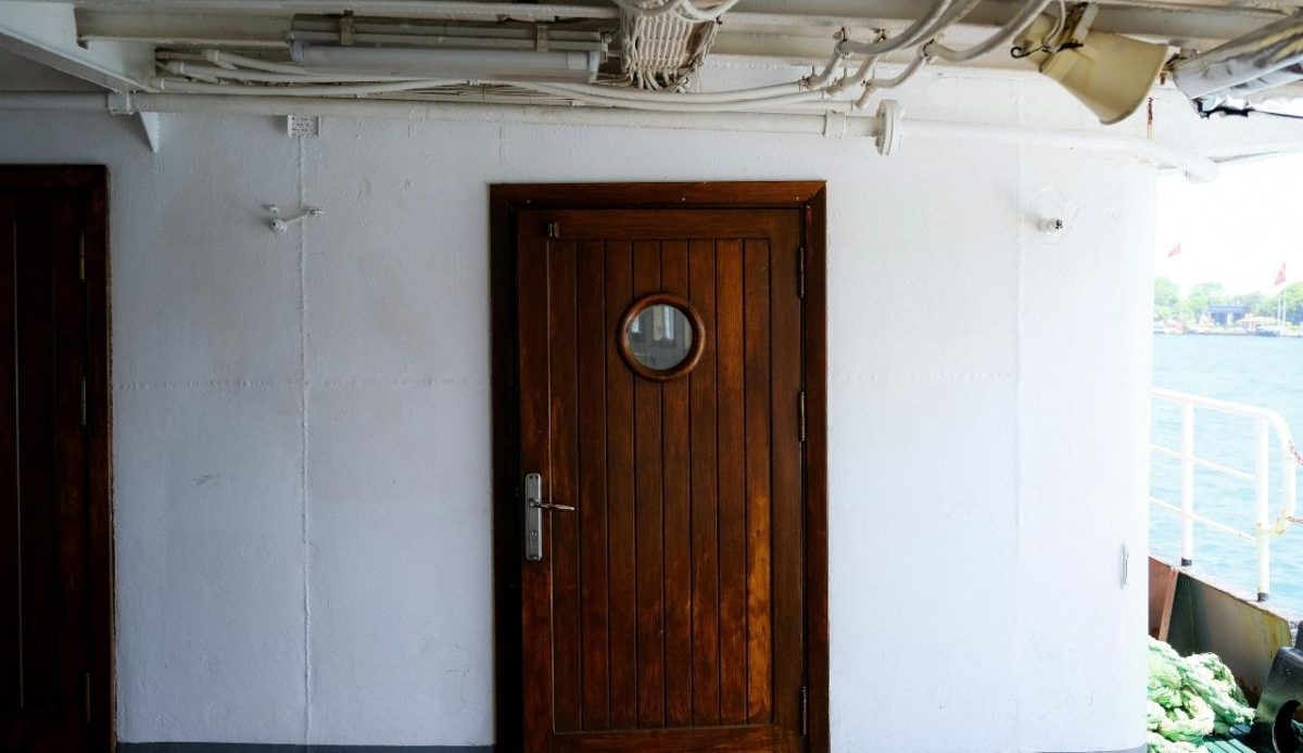 seal wooden door gaps , 