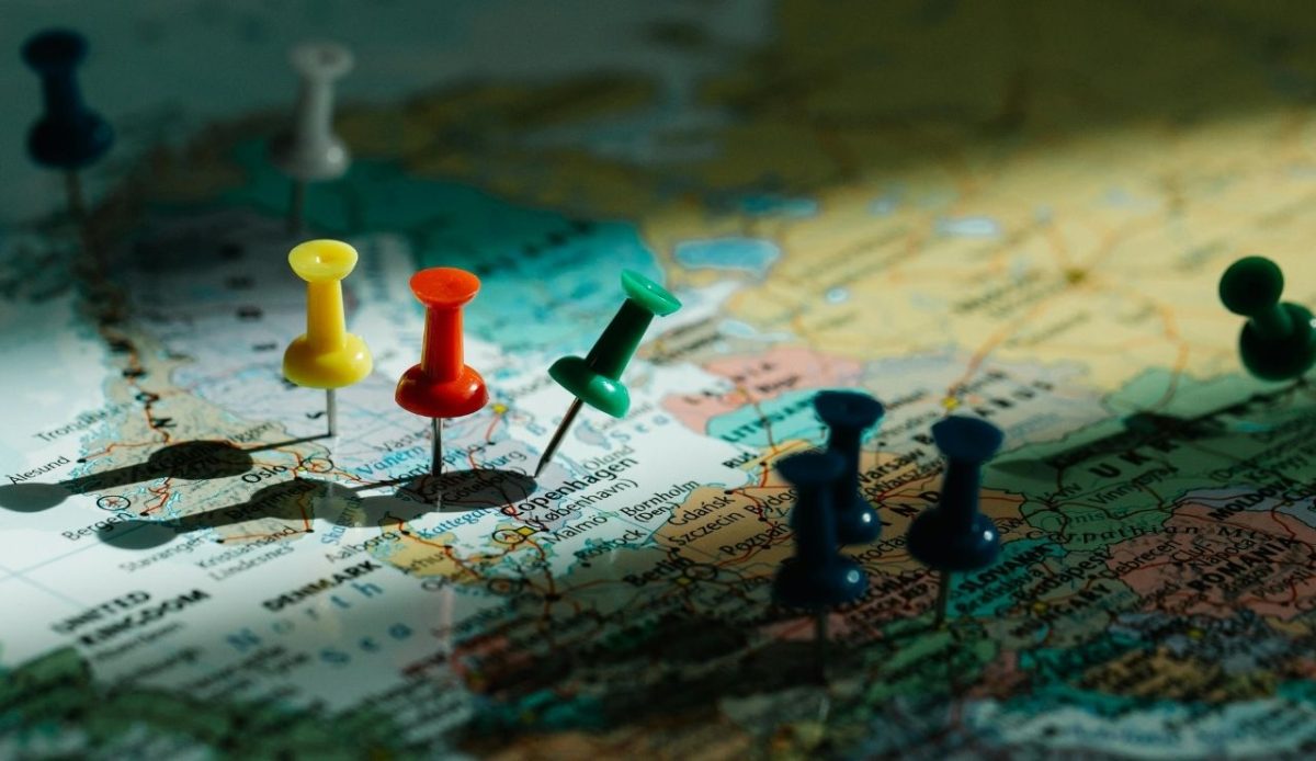 Close-up og Pins in a World Map                  