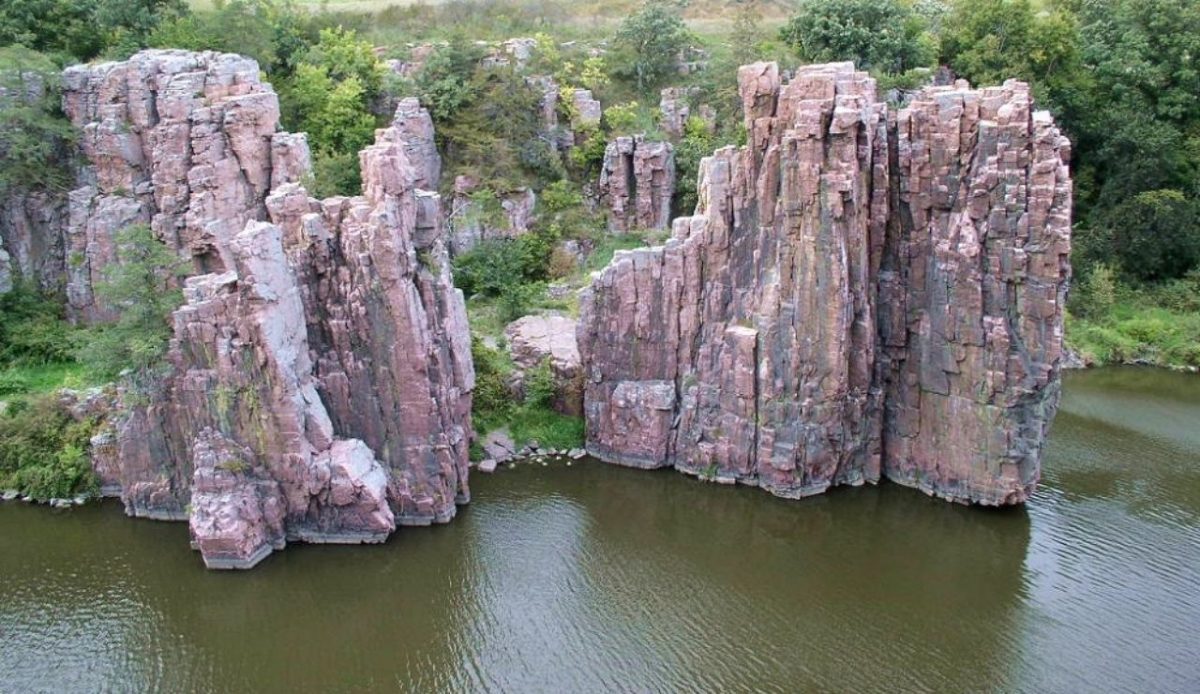 King and Queen Rock on Split Rock Creek, Palisades State Park, South Dakota, USA            