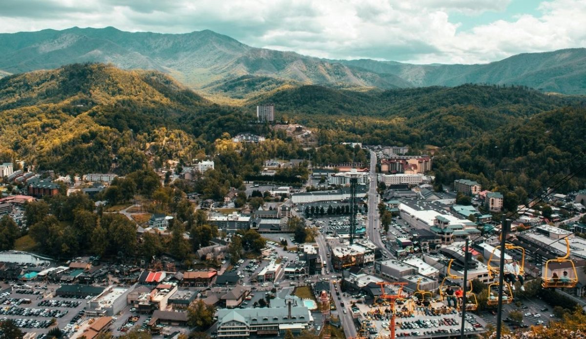 10 Family Friendly Mountain Towns That Stay Festive Through Thanksgiving 2 Pigeon Forge, Tennessee, USA