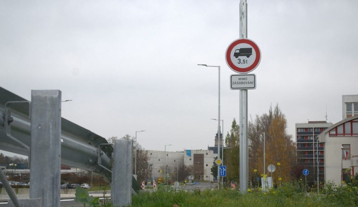 Road sign showing a posted vehicle weight limit, indicating restrictions for heavier vehicles           