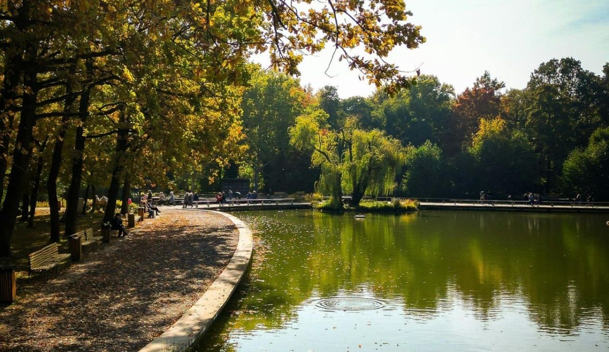 8 Must Visit Spots to Add to Your Hungary Travel List 4 Tranquil Autumn Scene in Debrecen Park, Debrecen, Magyarország