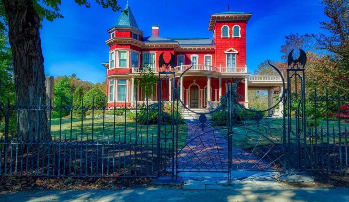 Bangor’s “Stephen King House” Rush