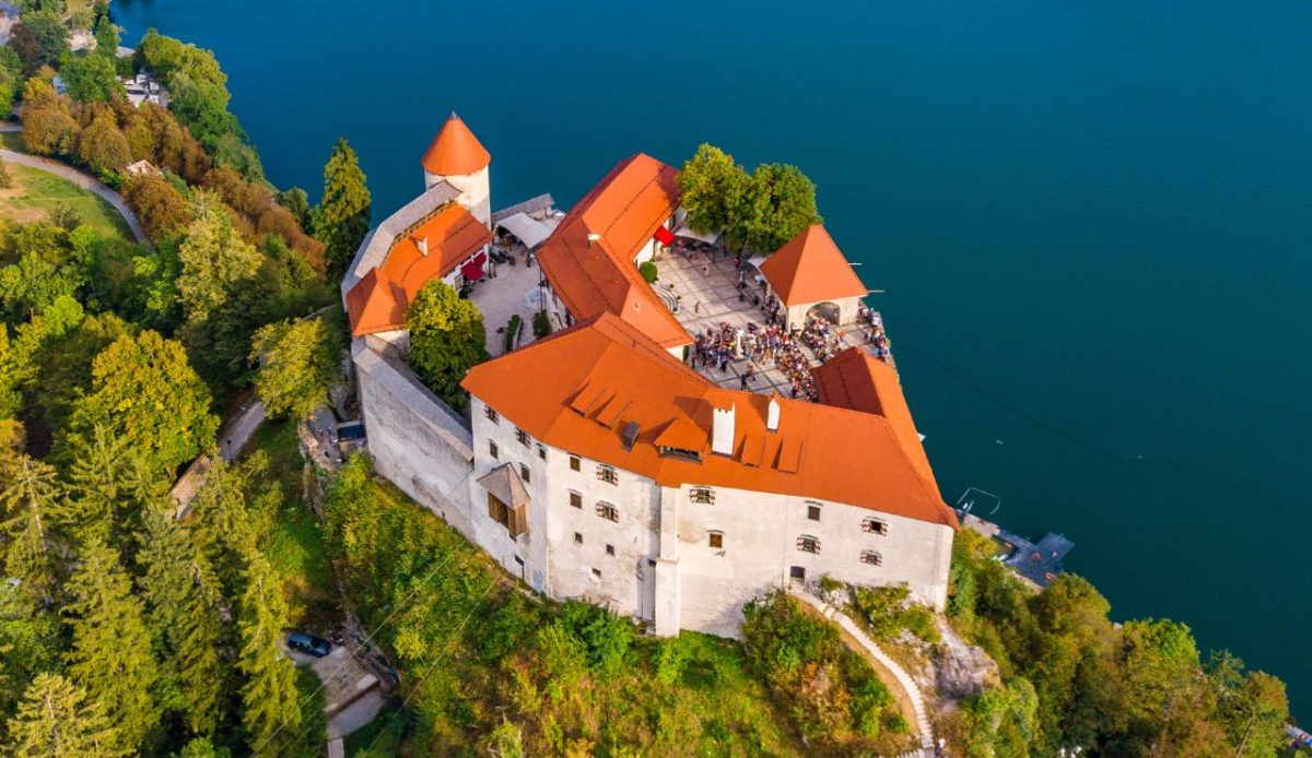 15 Incredible Castles You Can Rent for an Unforgettable Family Vacation 11