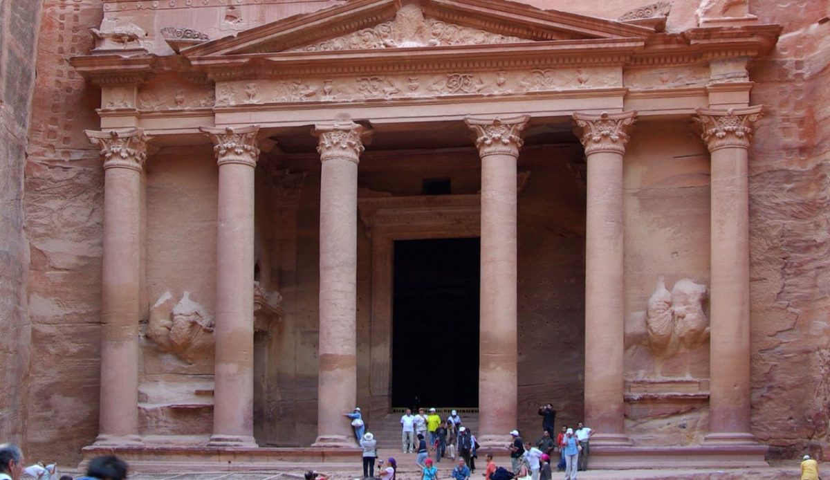 10 Landmarks Around the World Where You Can Actually Dine Inside 5
