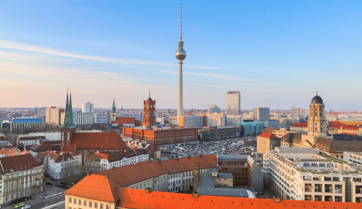 10 Landmarks Around the World Where You Can Actually Dine Inside 6