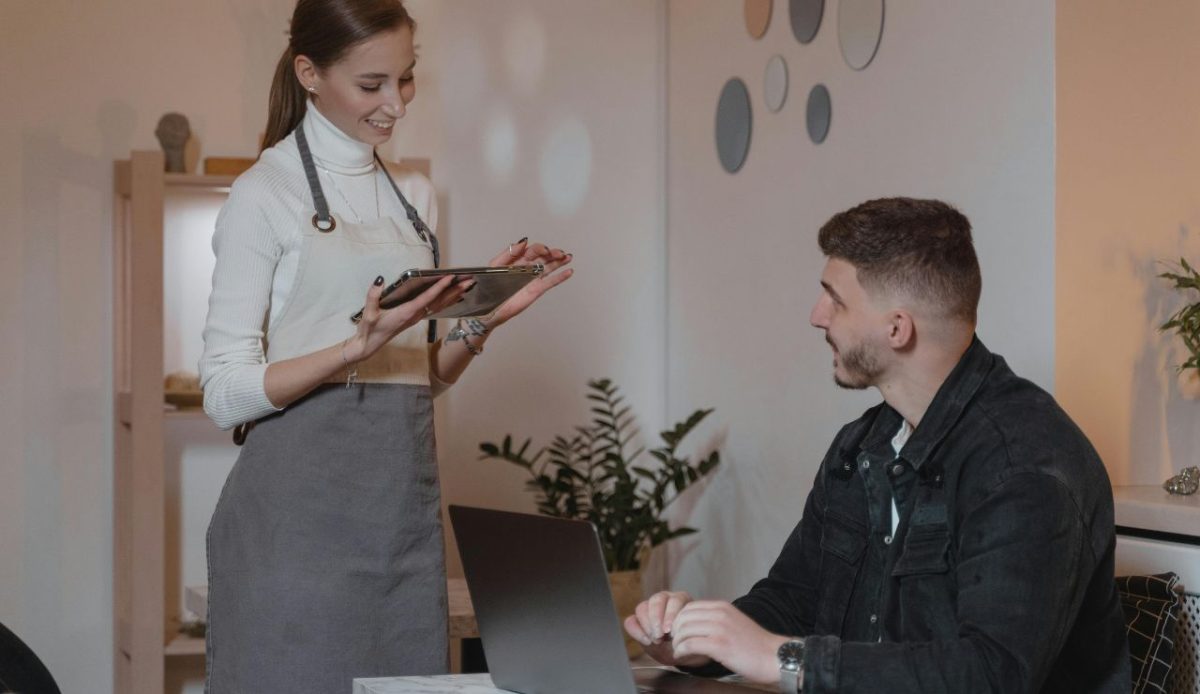 Chat With Airbnb or Hostel Hosts