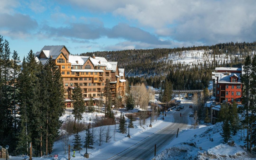 12 Mountain West Towns With Snow Seasons Longer Than Many Ski Resorts