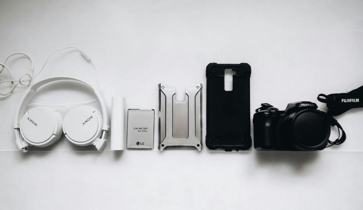 a list of travel gadgets contains headphone, camera, mobile, power bank                      
