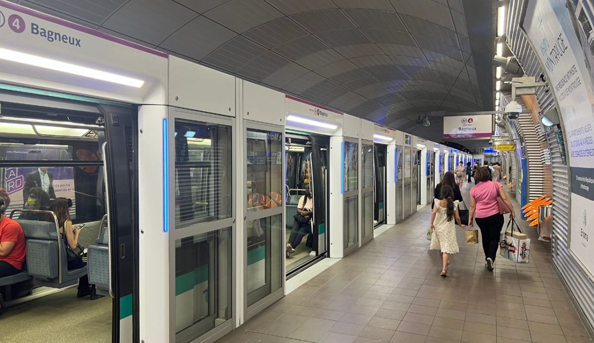 10 Metro Mistakes Tourists Always Make in Paris 9 Forgetting to Hold On