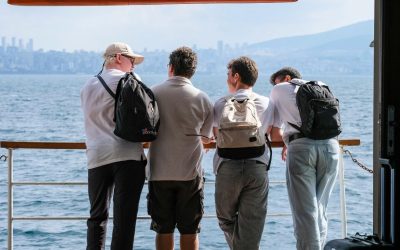9 Simple Gestures That Make Travelers Instantly Likable Anywhere