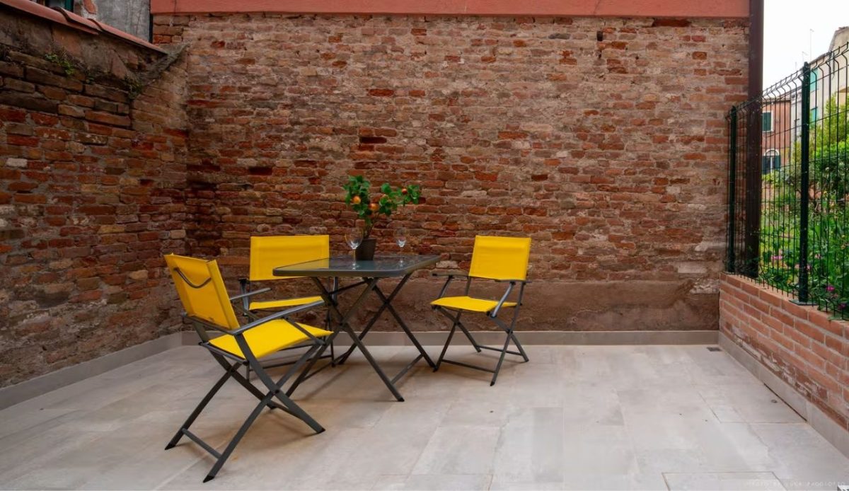 Courtyard Apartments in venice      