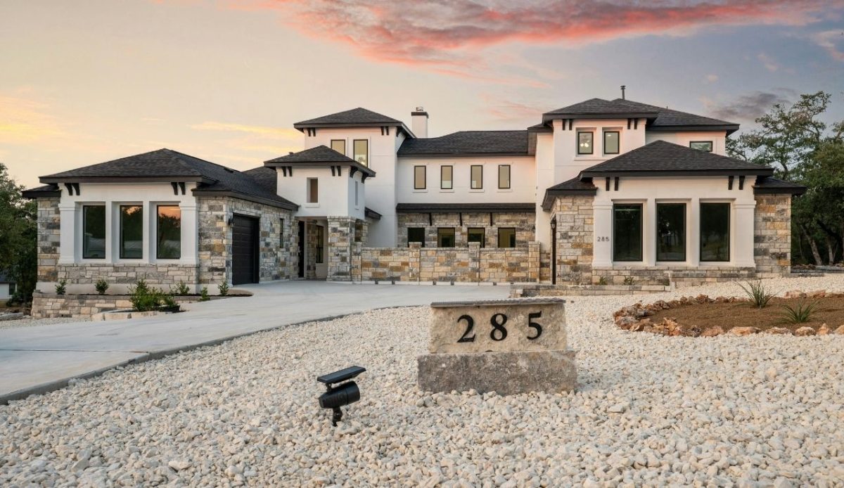 Custom Bully Luxury Model Home New Braunfels,Texas                    
