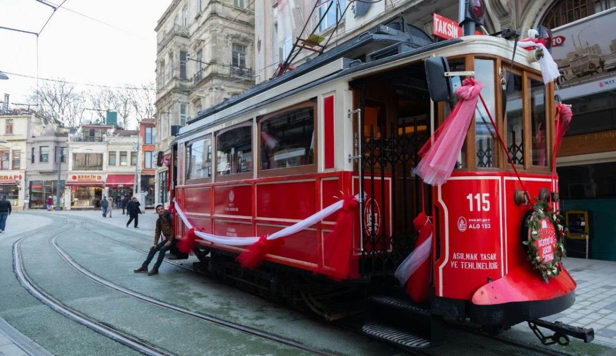 Istiklal Avenue, Istanbul, Türkiye                        