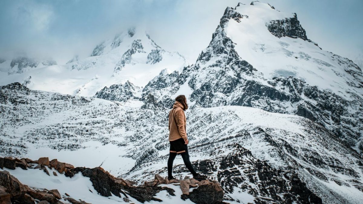 12 Smart Ways to Stay Warm When Traveling in Extreme Cold