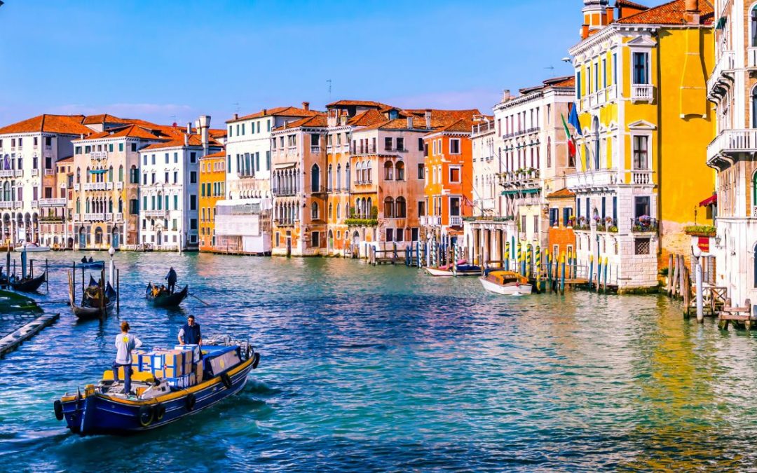 9 Vacation Towns That Look Great Online but Fall Flat in Person